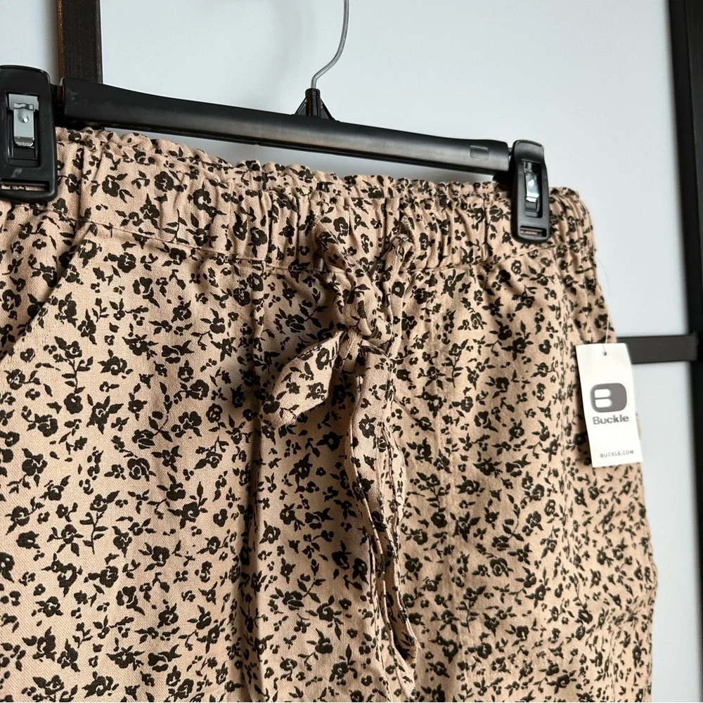 NWT Daytrip Woven Floral Jogger Buckle Spring Fashion Style Pants Sz Medium - Picture 4 of 12